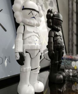 Kaws Stormtrooper Figür Kaws Cosplay Beyaz 20cm